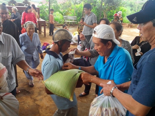 Chùa Phước Điền trao tặng quà cho đồng bào nghèo