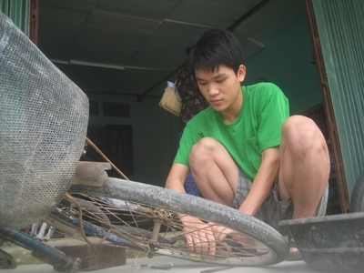 Chàng trai sửa xe đạp đỗ thủ khoa đại học