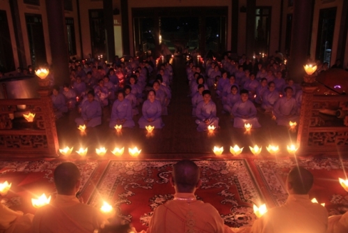 Ấm áp đêm hoa đăng Phật Thành đạo tại Chùa Pháp Hoa