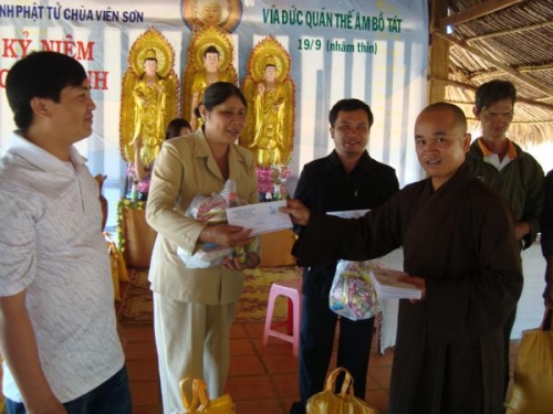 Chùa Viên Sơn tặng quà Tết cho người mù huyện Tuy Đức
