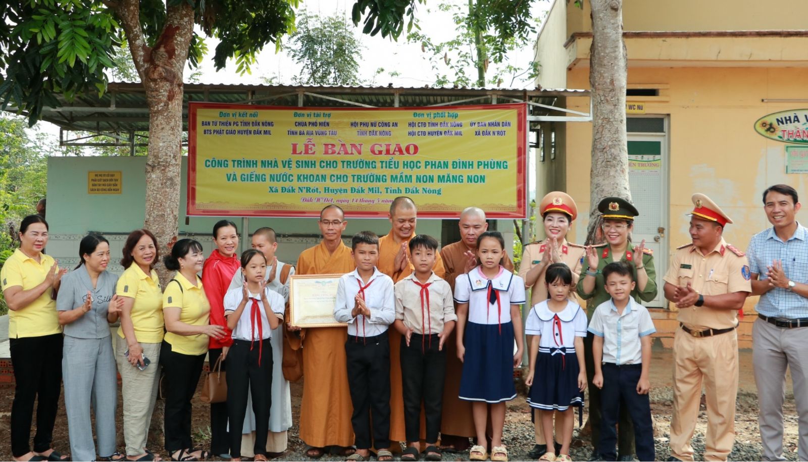 Đăk Mil: Lễ bàn giao Công trình nhà vệ sinh và giếng nước khoan cho 2 trường học.